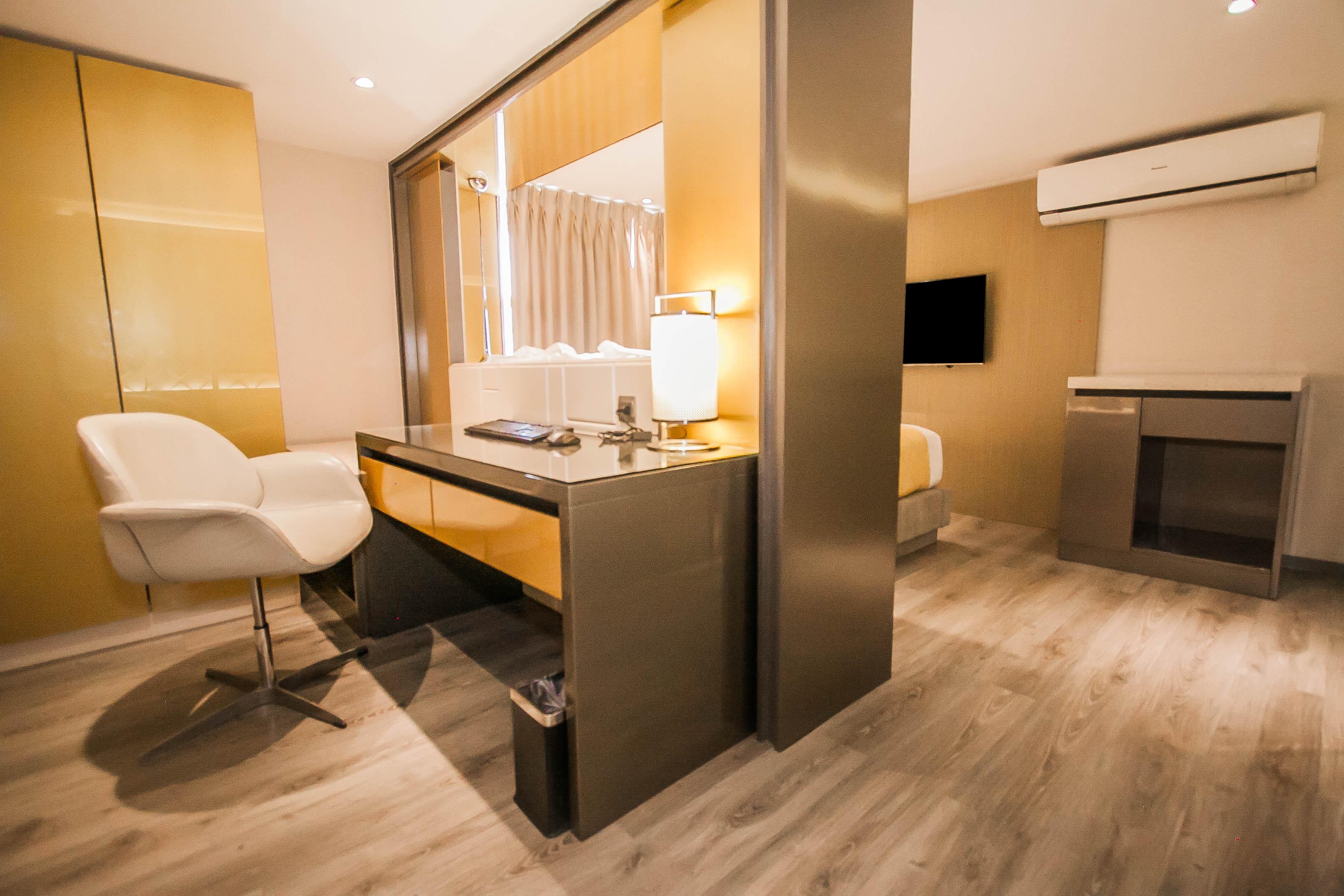 โณงแรมเอกซ์วายแซด Hotel ตาโคลบัน ภายนอก รูปภาพ