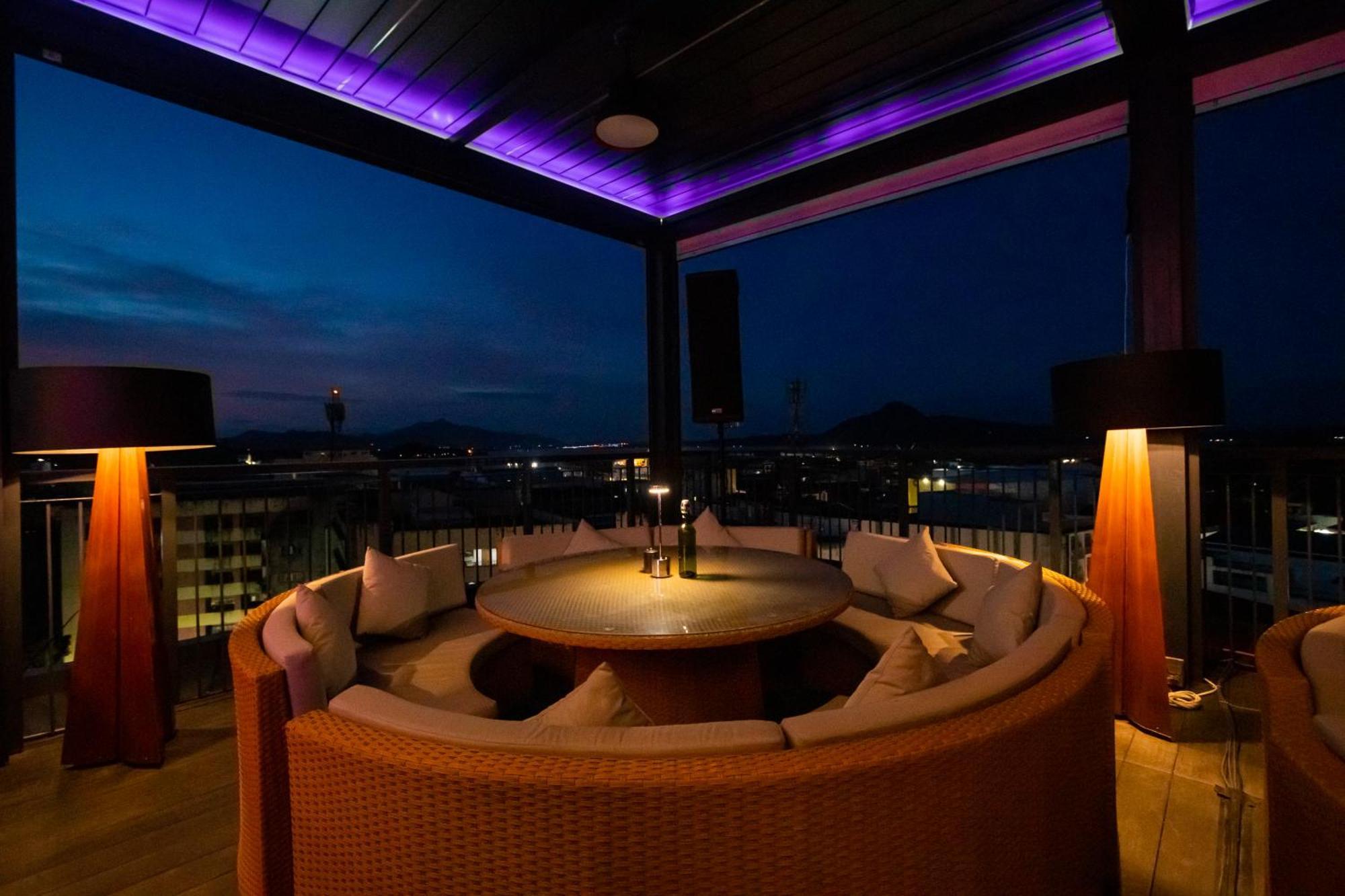 โณงแรมเอกซ์วายแซด Hotel ตาโคลบัน ภายนอก รูปภาพ