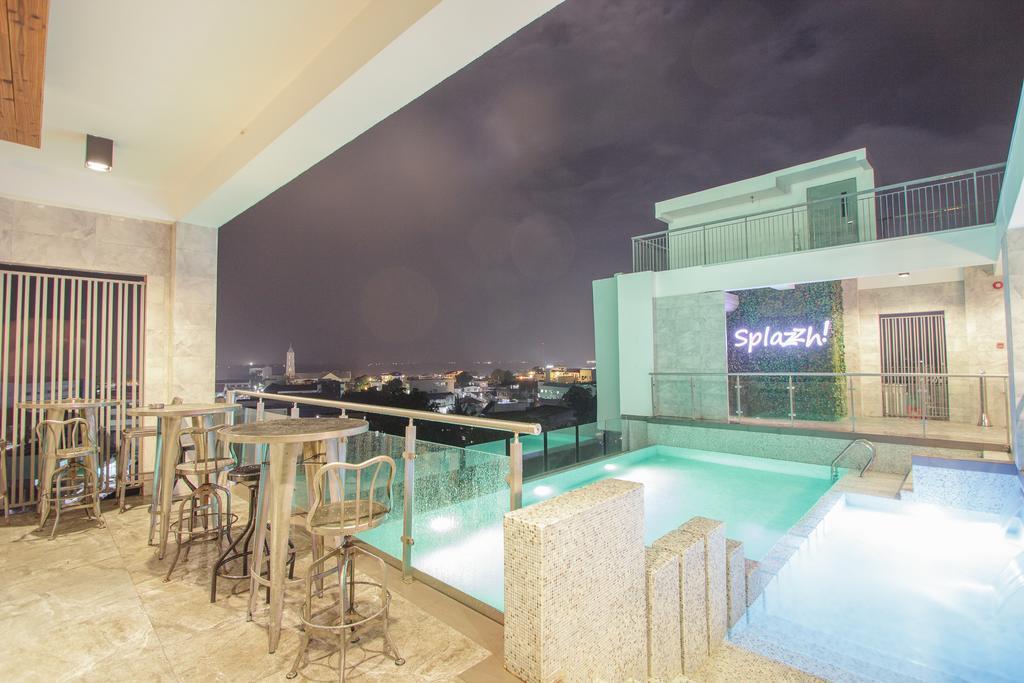 โณงแรมเอกซ์วายแซด Hotel ตาโคลบัน ภายนอก รูปภาพ