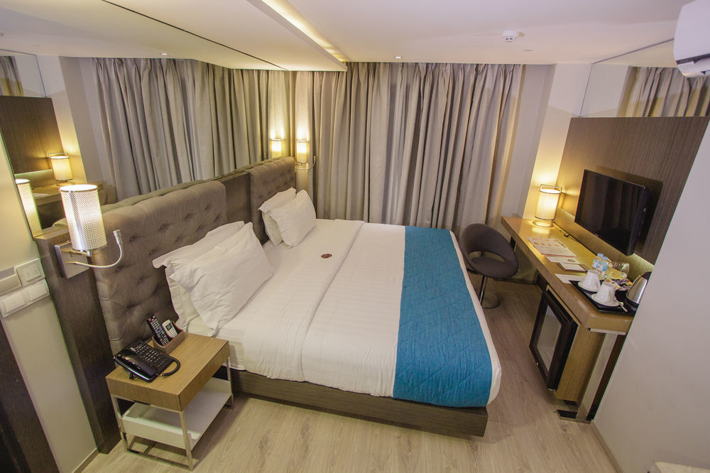 โณงแรมเอกซ์วายแซด Hotel ตาโคลบัน ภายนอก รูปภาพ