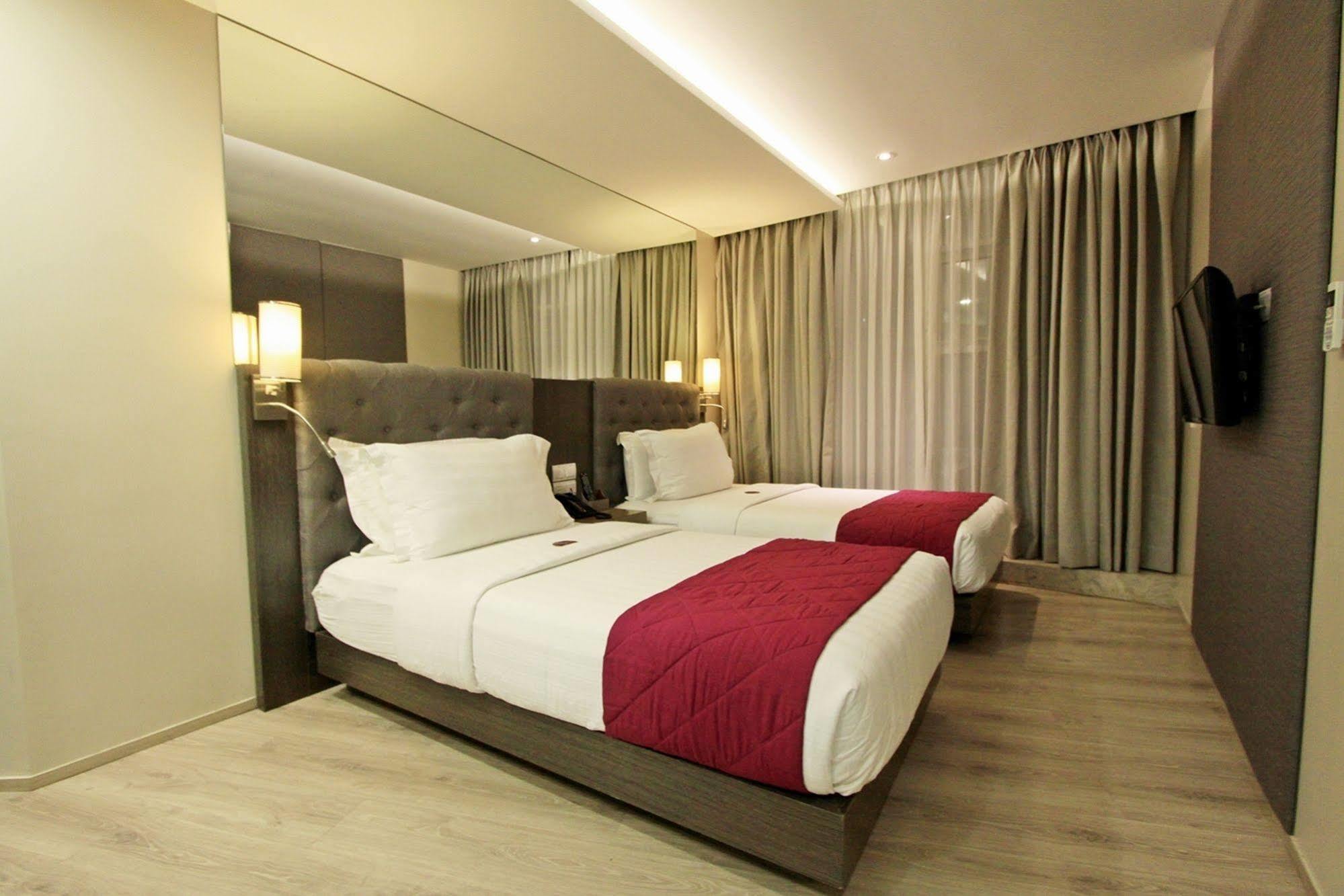 โณงแรมเอกซ์วายแซด Hotel ตาโคลบัน ภายนอก รูปภาพ