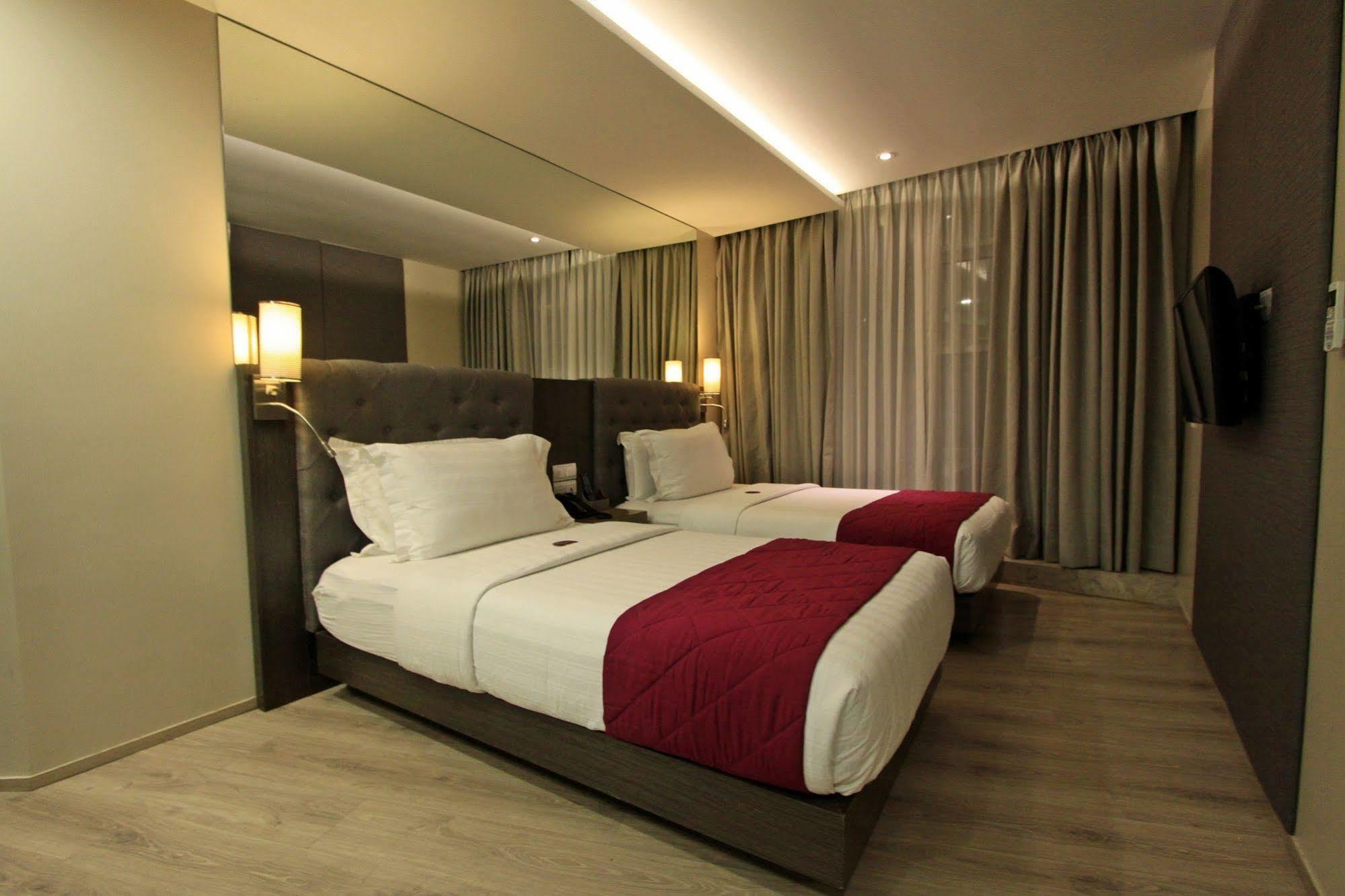 โณงแรมเอกซ์วายแซด Hotel ตาโคลบัน ภายนอก รูปภาพ