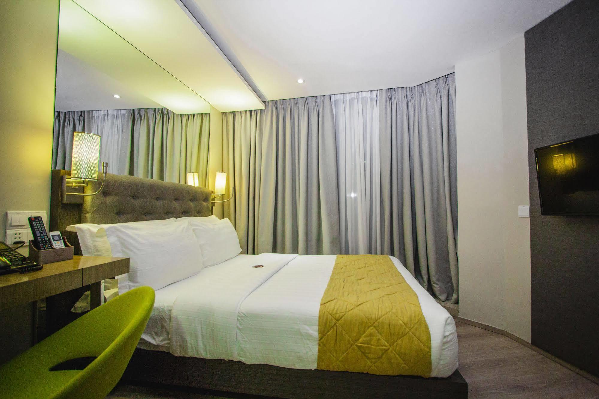 โณงแรมเอกซ์วายแซด Hotel ตาโคลบัน ภายนอก รูปภาพ