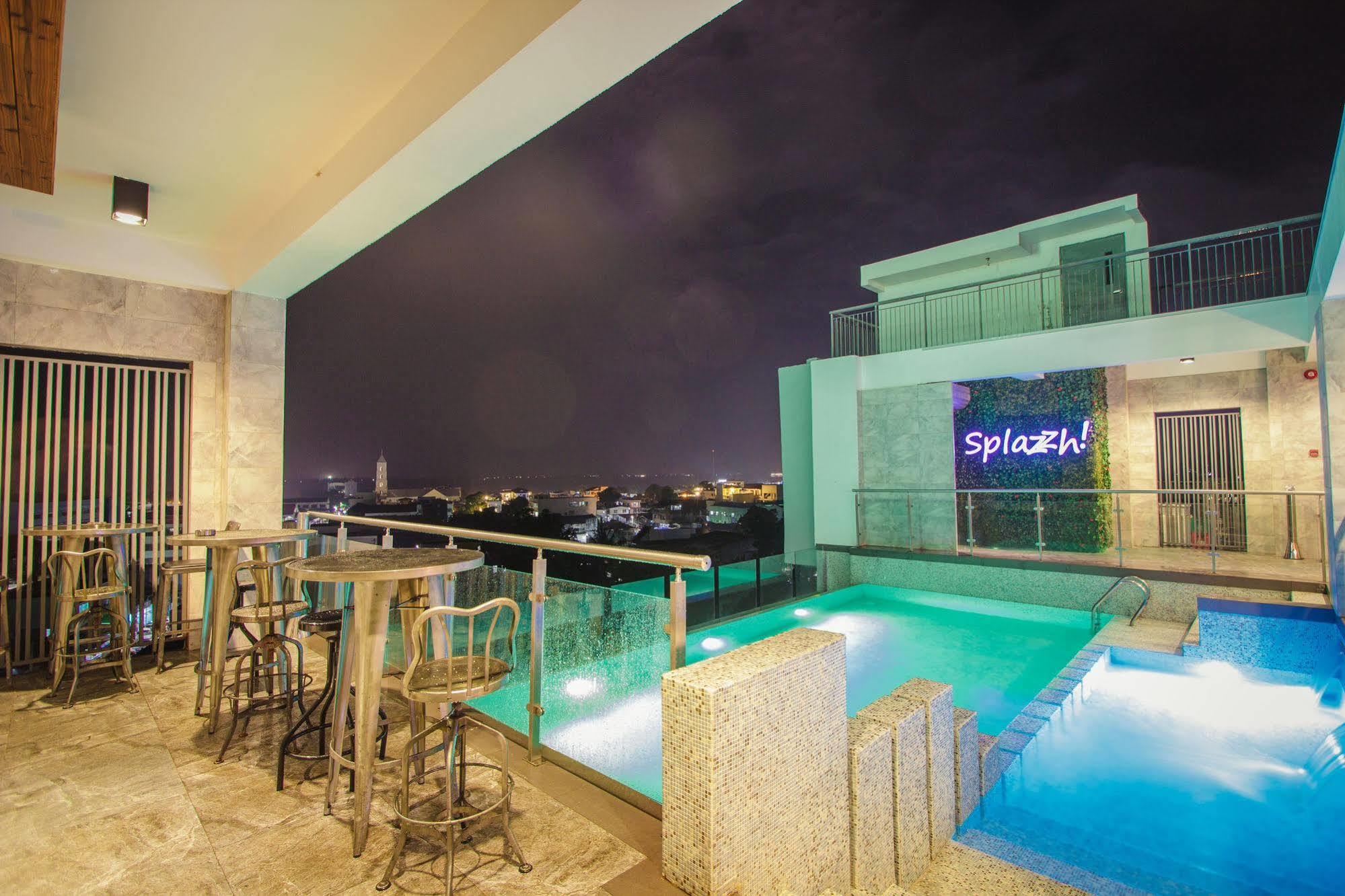 โณงแรมเอกซ์วายแซด Hotel ตาโคลบัน ภายนอก รูปภาพ