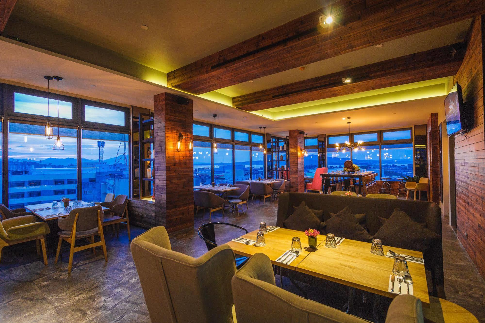 โณงแรมเอกซ์วายแซด Hotel ตาโคลบัน ภายนอก รูปภาพ
