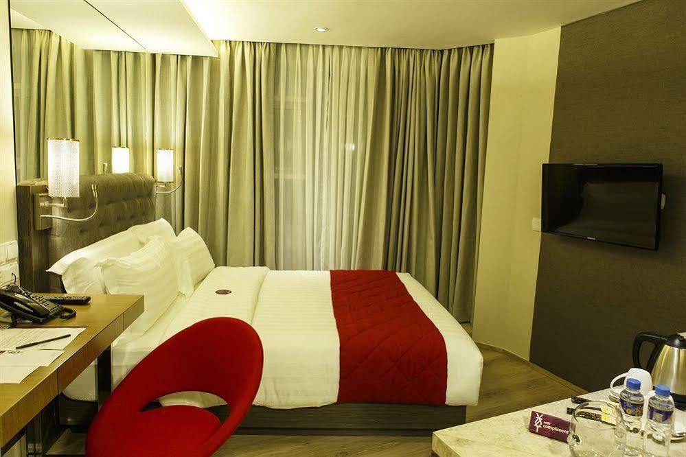 โณงแรมเอกซ์วายแซด Hotel ตาโคลบัน ภายนอก รูปภาพ