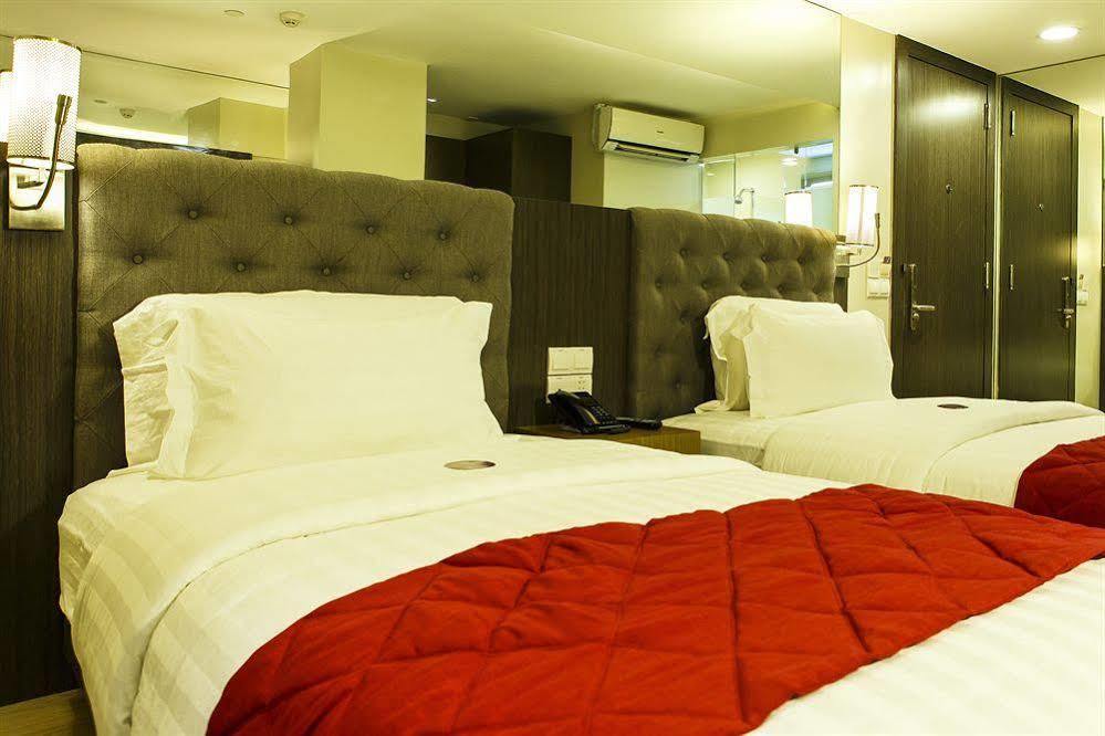 โณงแรมเอกซ์วายแซด Hotel ตาโคลบัน ภายนอก รูปภาพ
