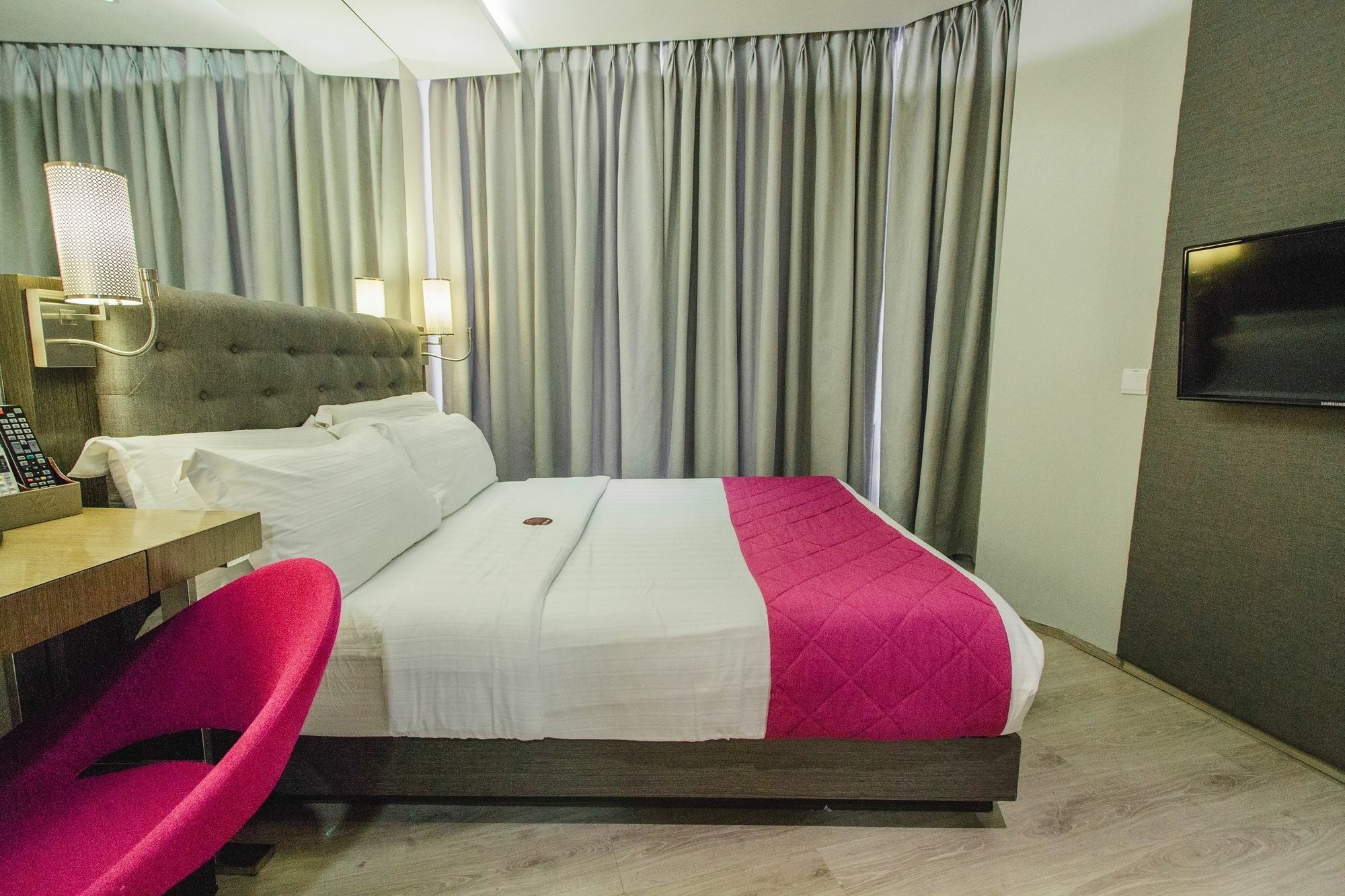 โณงแรมเอกซ์วายแซด Hotel ตาโคลบัน ภายนอก รูปภาพ